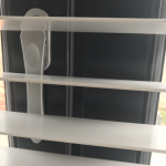 Platte raamkruk, de oplossing bij het vastlopen van raamdecoratie