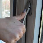 Kantelbare handgreep voor eenvoudige bedienening van de platte raamkruk